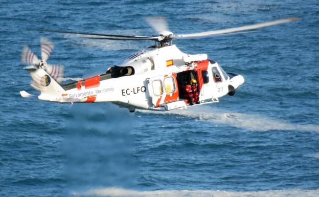 Evacúan a dos tripulantes de un velero francés a 50 millas del Cabo Peñas