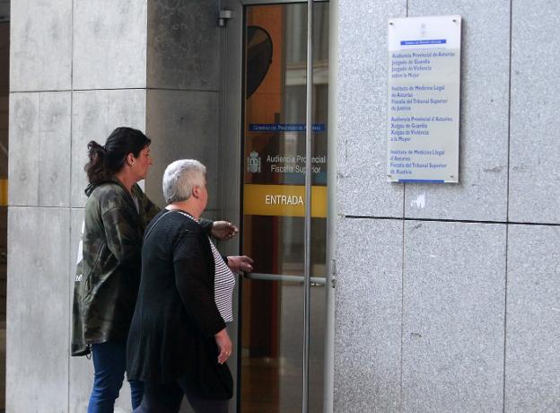 La acusada de estafar a un anciano en Turón alega que «él me dio el dinero»
