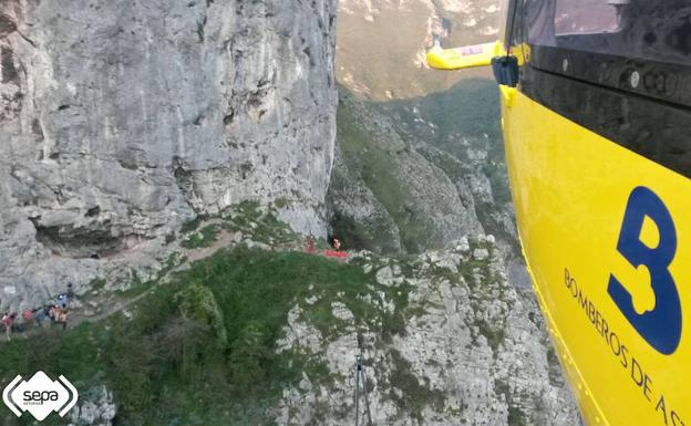 Un escalador se fractura los tobillos tras caer desde diez metros en Morcín