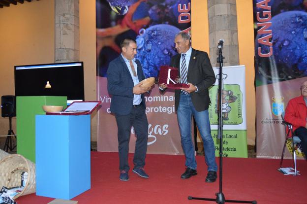 Joaquín Alonso, embajador rojiblanco del vino de Cangas