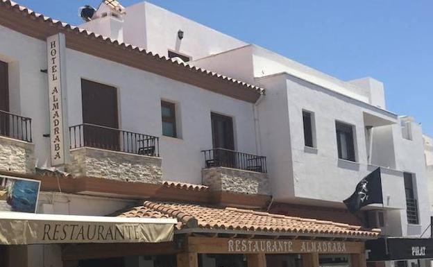 Se cuela en una boda y apuñala al padre de la novia por negarle una copa