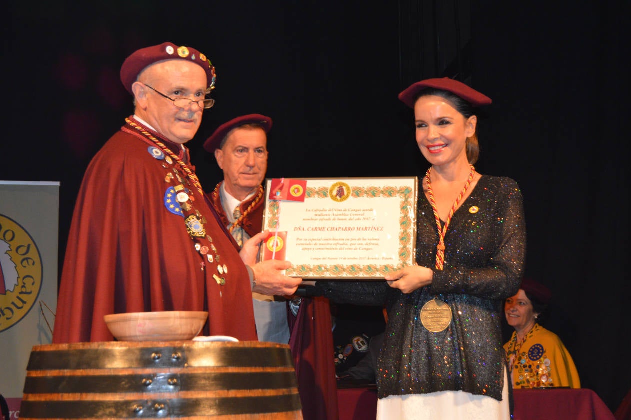 Carme Chaparro, cofrade de honor del Vino de Cangas
