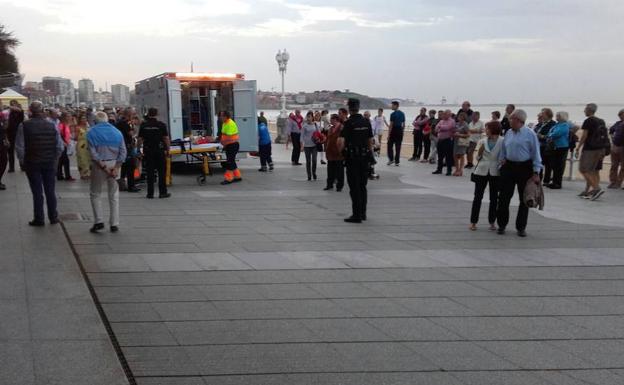 Trasladan a Cabueñes a un hombre que sufrió una indisposición en el Muro de San Lorenzo, en Gijón