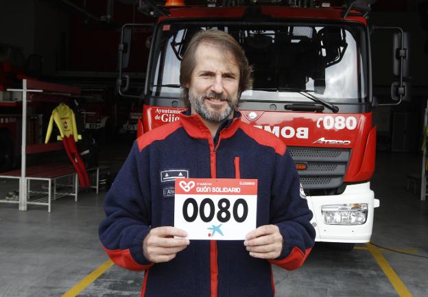 Los bomberos se suman a la marcha solidaria en favor de la Cocina Económica