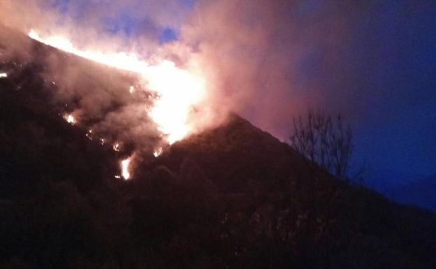 El fuego acecha a Muniellos y obliga a realizar desalojos