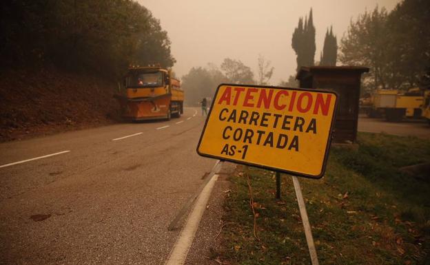 Las llamas cortan dos carreteras en el occidente asturiano