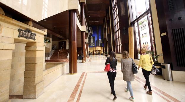 La arquitecta de Edificios comparece en comisión por su informe del Auditorio