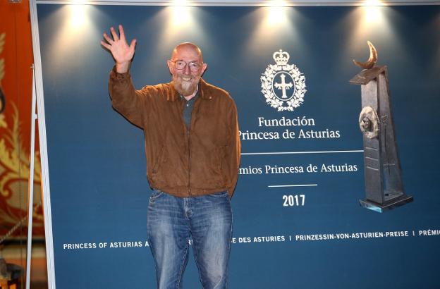 Kip S. Thorne se unió a noche a sus dos compañeros