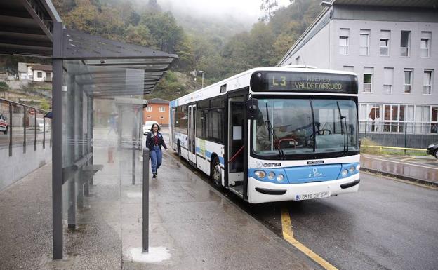 Detenido por perseguir y amenazar con un hacha a los viajeros de un autobús municipal en Mieres