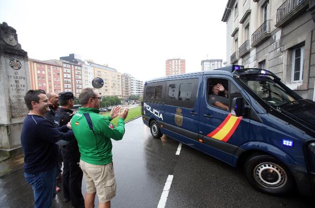 Policías asturianos regresan de Cataluña para los Premios Princesa