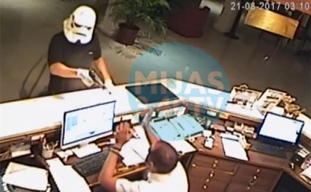 Facebook | Insólito robo en Mijas: atraca un hotel con una máscara de soldado imperial