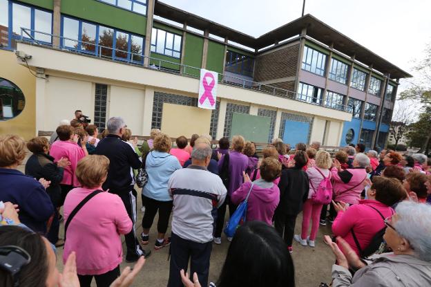 Corvera se tiñe de rosa contra el cáncer de mama