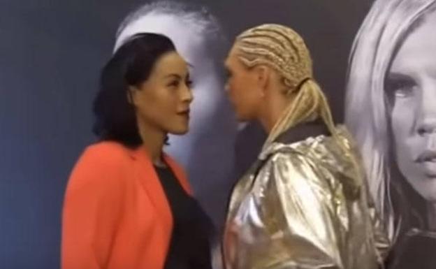 Una boxeadora le da un beso en la boca a su rival durante el careo