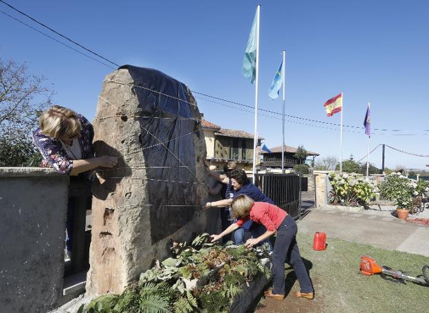 El monolito que espera a los Reyes en Poreñu