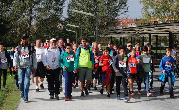 La V Marcha Familiar de EL COMERCIO abarrota la senda fluvial de Gijón de solidaridad