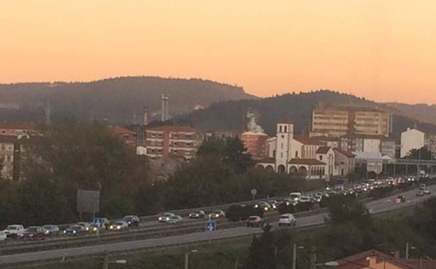 El acceso a Avilés por la Y se colapsa por las obras del enlace del PEPA