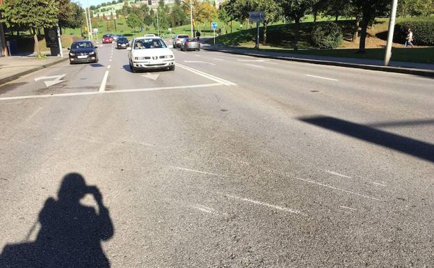 Dos motoristas heridos, uno de gravedad, tras ser arrollados por una furgoneta en Gijón