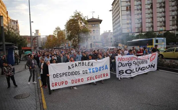 Cientos de personas claman en Gijón por el futuro de Duro Felguera