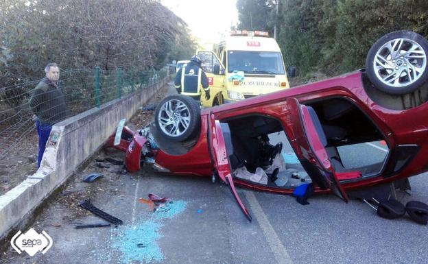 Un conductor, herido al salirse de la carretera en Navia