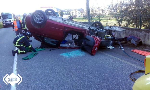 Herido al volcar con su turismo en la carretera que une Navia con Villayón, en Armental