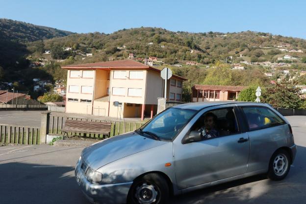 La tensión en Villapendi deja a los niños sin clase por un día
