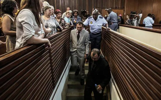 Cárcel para dos sudafricanos culpables de encerrar vivo a un hombre negro en un ataúd