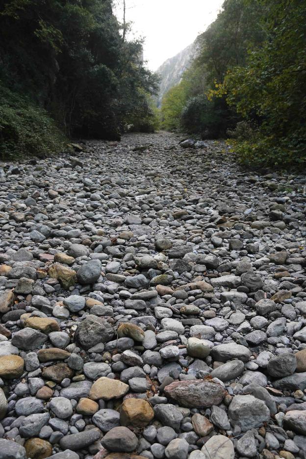 La sequía deja sin agua al río Sella a su paso por el desfiladero de Los Beyos
