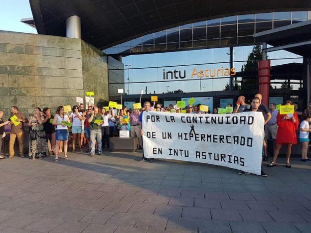 Los trabajadores de Eroski se movilizan por la continuidad del hipermercado