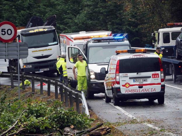 Un operario de carreteras, «muy grave» tras ser atropellado por un camión