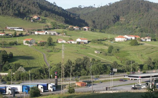 Cortan un carril en la A-8 en Montico en sentido Avilés