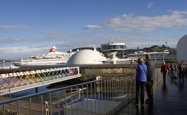 Avilés recibe un crucero misterioso
