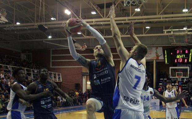 El Prat se lleva una victoria polémica en Pumarín