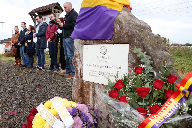Homenaje en la fosa común de San Miguel de la Barreda