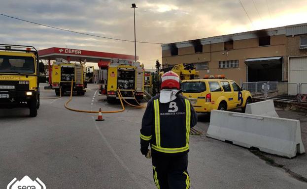 Sofocado un incendio en una nave abandonada junto a una gasolinera en Siero