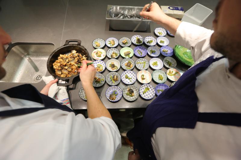 Nacho Manzano cocina anguilas en el Niemeyer
