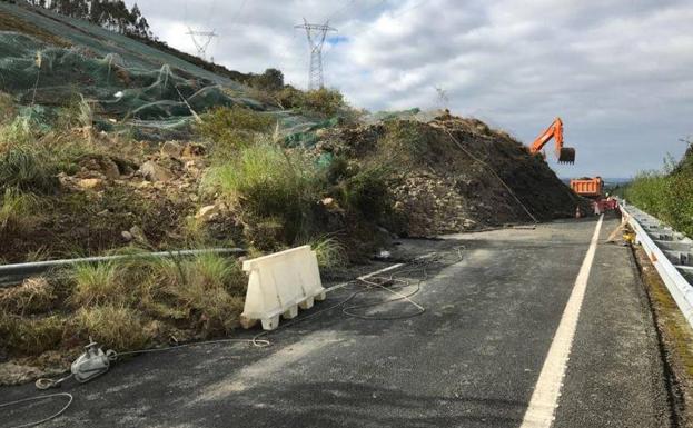 Un argayo de 80 metros de ancho corta la A-8 en Cantabria hacia Vizcaya