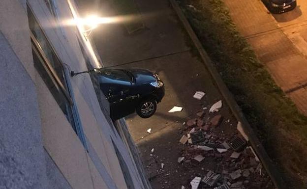 Atraviesa la pared de un aparcamiento con su coche