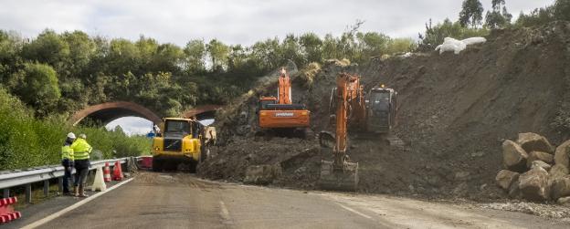 Un argayo corta la autovía del Cantábrico cerca de Cabezón de la Sal