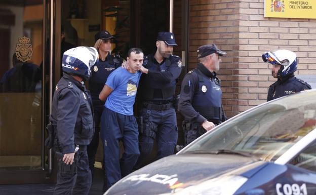 El presunto asesino de la niña de Alzira vuelve al lugar del crimen