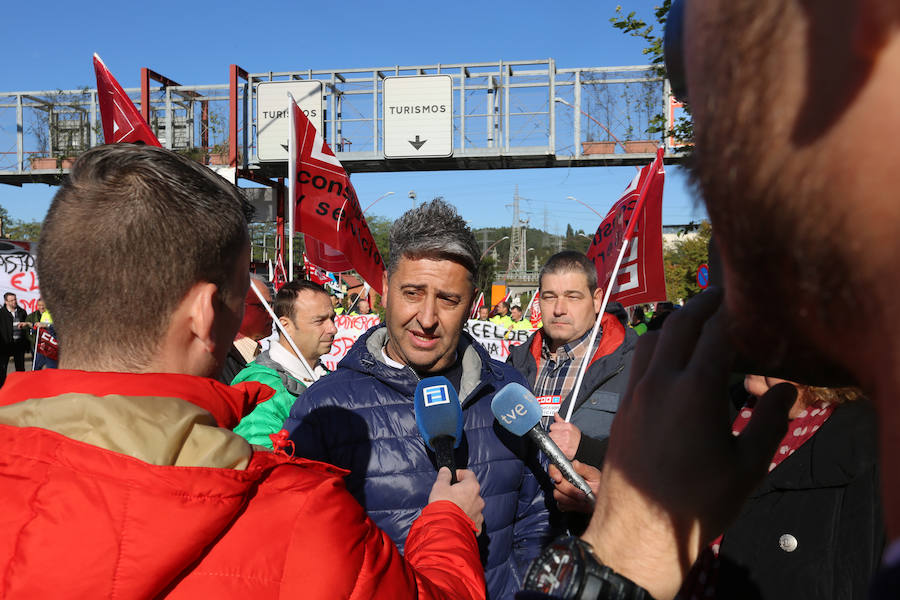 Los trabajadores de Acciona se concentran en Arcelor contra los despidos