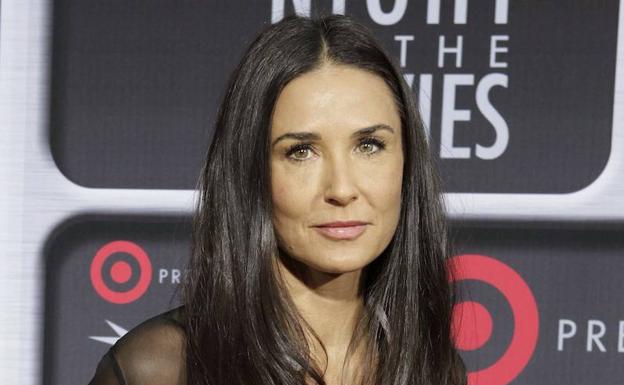 Escándalo por el beso de Demi Moore a un menor