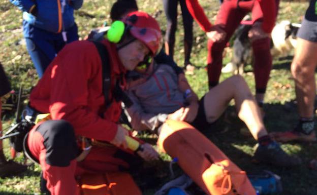 Trasladan al HUCA a un corredor de montaña que se cayó en una zona de difícil acceso de Teverga