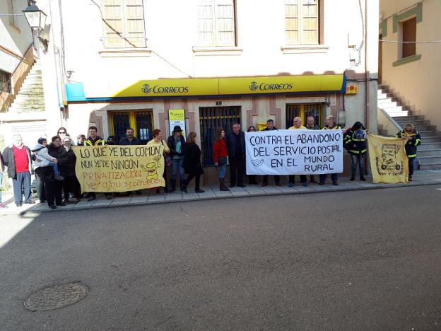 Protesta en Allande contra el abandono del servicio de Correos en la zona rural