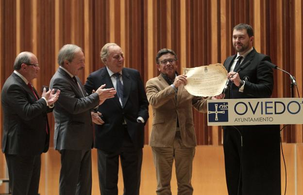 La Banda de Música recibe la medalla de plata de Oviedo por su 25 aniversario