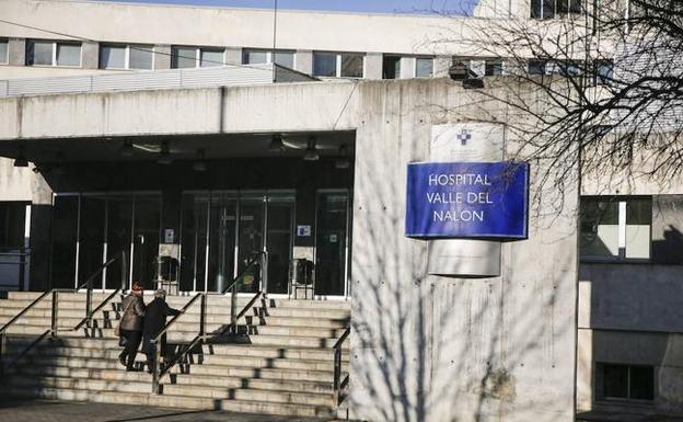 Muere tras precipitarse desde la tercera planta del hospital Valle del Nalón