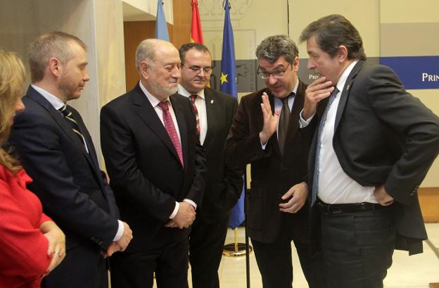 Álvaro Nadal rechaza el cierre de las térmicas y plantea subastarlas para avalar su viabilidad