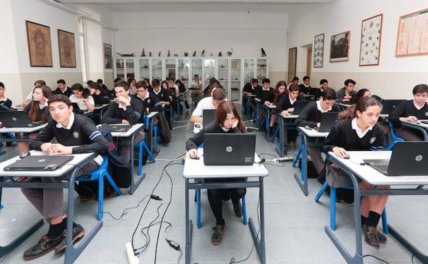 Las alumnas asturianas trabajan mejor en equipo que los chicos, según el informe PISA