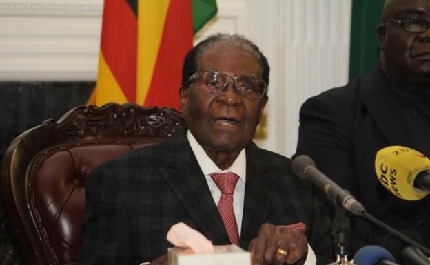 Mugabe cede a las presiones del Ejército y dimite como presidente de Zimbabue