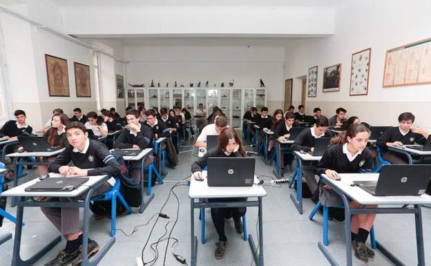 Las alumnas asturianas trabajan mejor en equipo que los chicos, según el último informe PISA