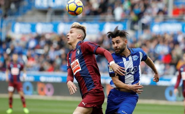 El Eibar coge aire y se lleva el duelo vasco ante un Alavés con urgencias